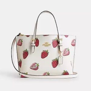 NWT coach! Mollie Tote Bag 25
With Strawberry Print 🍓🤍